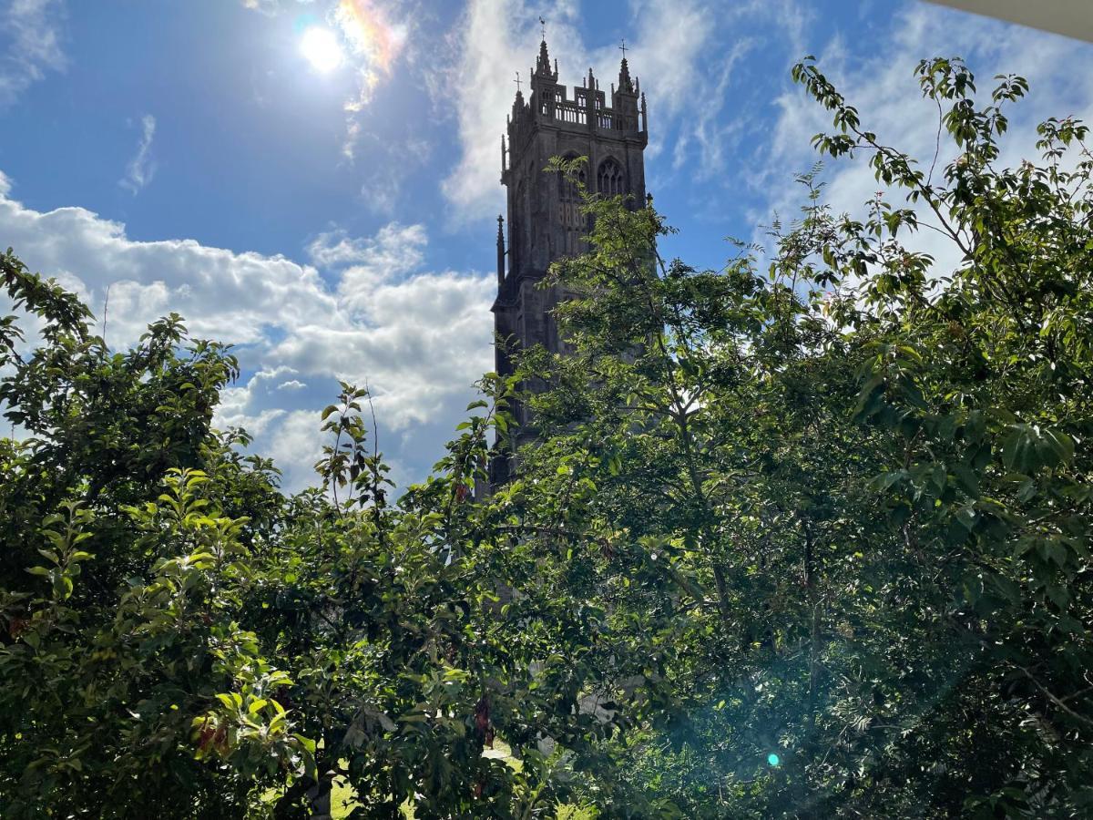 In The Heart Of Glastonbury Bagian luar foto